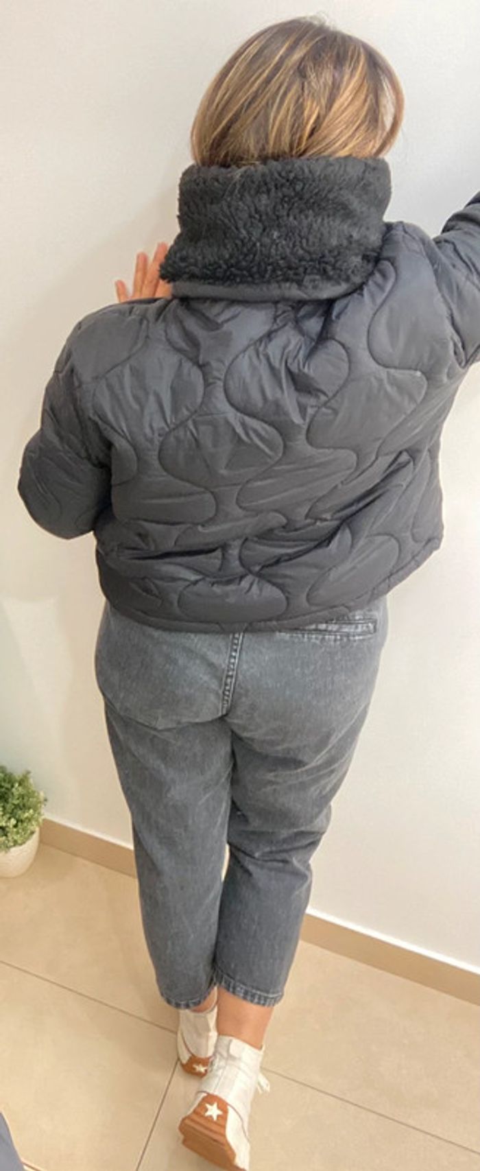 Veste  Courte Matelassée Noire Avec Un Grand Col Fausse Fourrure Taille Unique - photo numéro 7