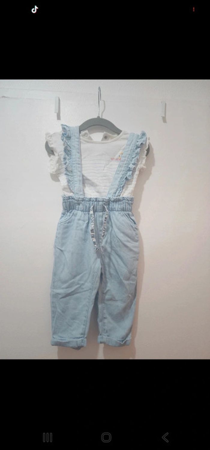 Pantalon avec bretelles et t-shirt