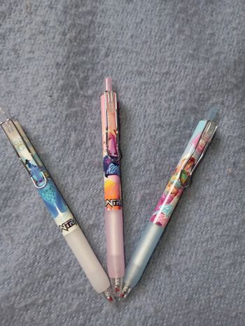 Lot de 3 stylos neuf huntrix et soda pop 