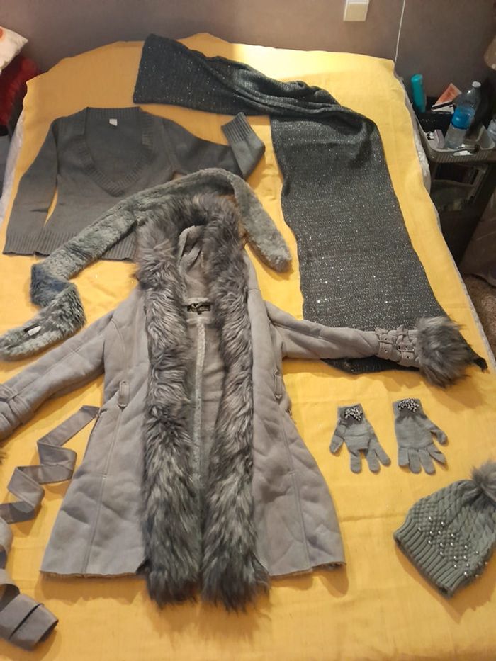 Gros lot Hiver Femme S Manteau + 2 écharpes + bonnet + pull assorti + gants - photo numéro 2