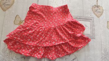 Jupe rouge motif fleurs blanches