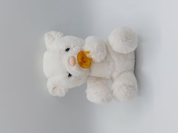 Peluche ancien doudou ours ourson blanc et sa tétine jaune or 20 cm assis vintage