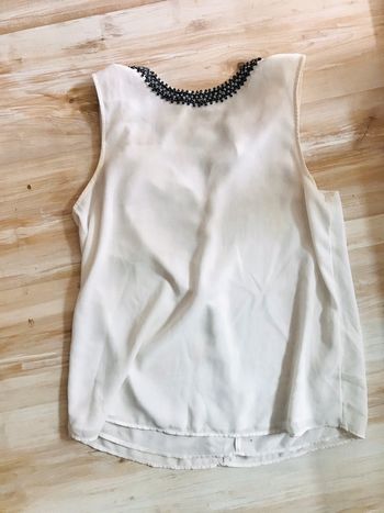 Débardeur blanc camaïeu décolleté perles