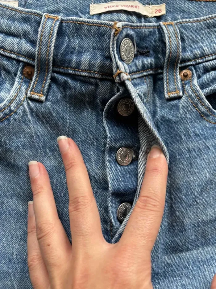 Jean Levi’s femme Wedgie Straight L28 36/38 S/M Premium Bleu taille haute 7/8 eme cropped effiloché - photo numéro 8