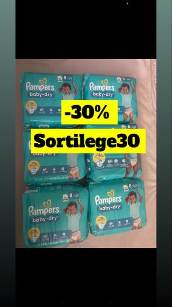 Six paquets de couches taille 8