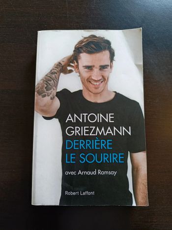 Livre DERRIERE LE SOURIRE