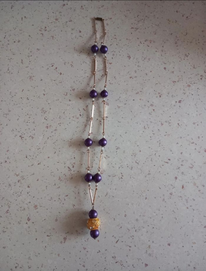 Collier doré et violet