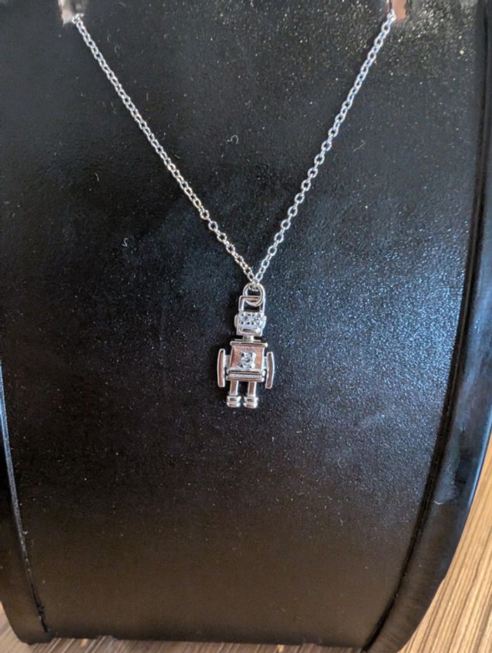 Superbe collier avec petit Charm's Robot