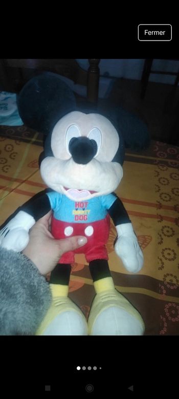Très belle peluche Mickey musical j9