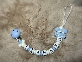 Attache tétine cars