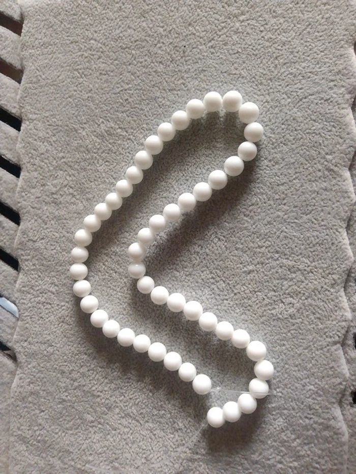 Collier/ fil Perles blanches 8mm
