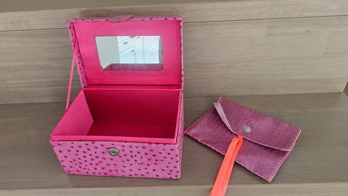 Lot de boîte à bijoux et pochette