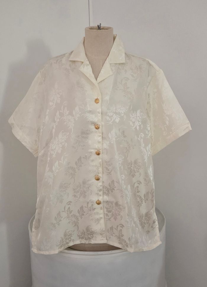 Chemisier satiné DAMART ivoire fleuri – effet soie, boutons dorés – T. L – comme neuf