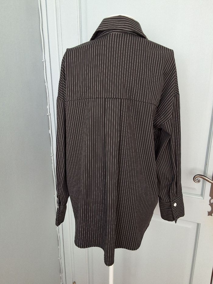 Chemise longue et large,  couleur noir rayures blanches, taille S/M - photo numéro 3