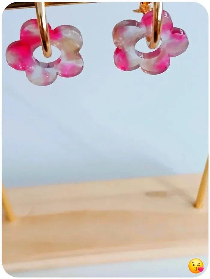 Boucles d’oreilles fleurs rose en résine et doré tendance - photo numéro 2