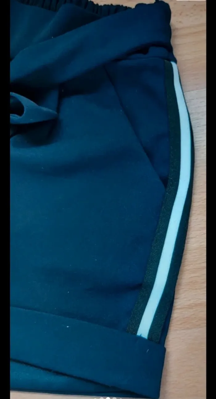 Short bleu foncé marine avec bandes blanches noires sur les côtes - photo numéro 4