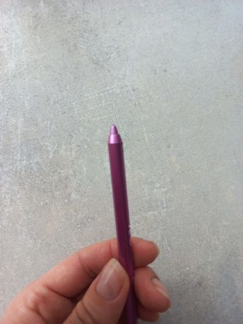 Crayon pour les yeux rose neuf