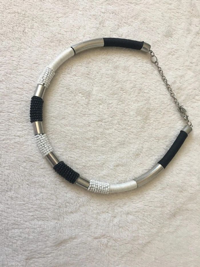 Collier argenté blanc noir ras du coup avec perles et strass
