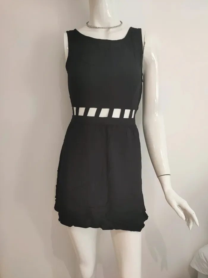 Jolie robe noire dos nu, état neuf - photo numéro 2