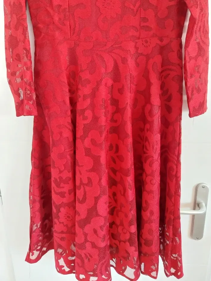 Robe rouge type dentelle - photo numéro 5