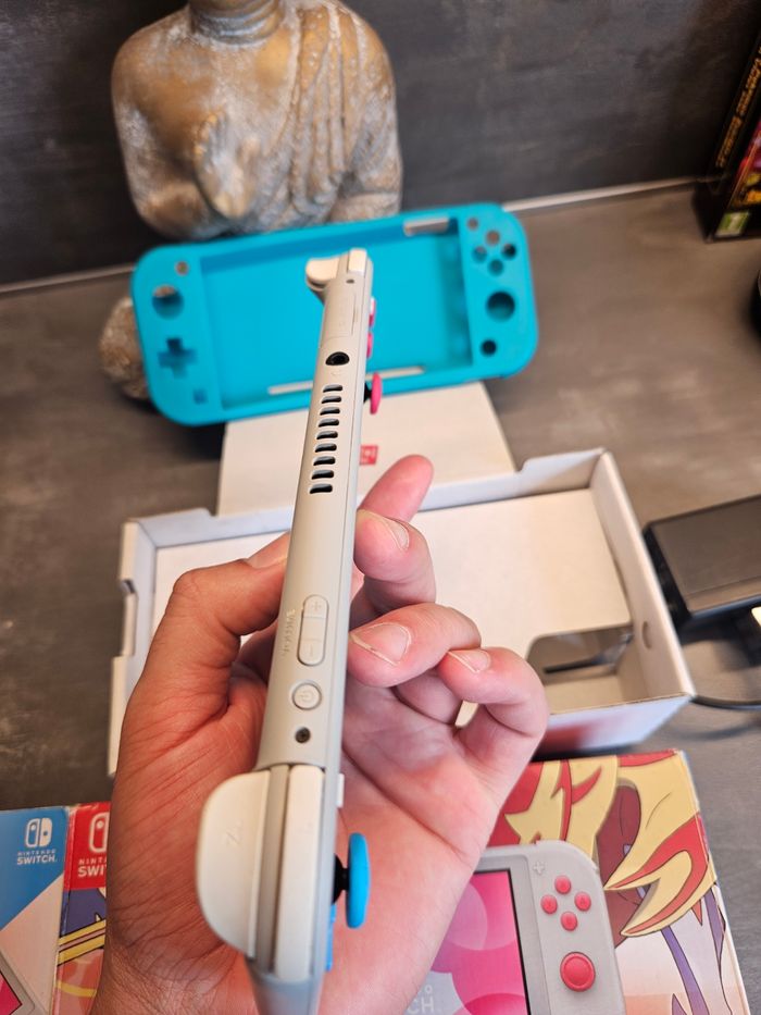 Nintendo Switch Lite Édition Zacian & Zamazenta – Très bon état + boîte d'origine - photo numéro 5