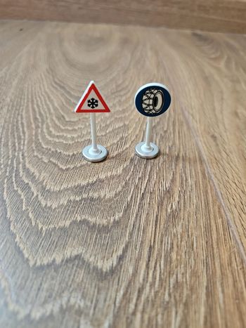2 panneaux de signalisation de la marque Siku