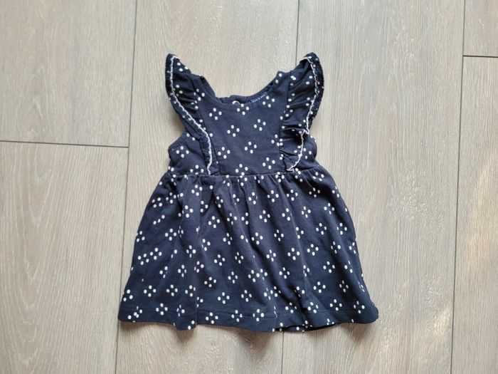Tres jolie robe d'été bleu marine et motif blanc. Fille 1 mois. Marque Kiabi