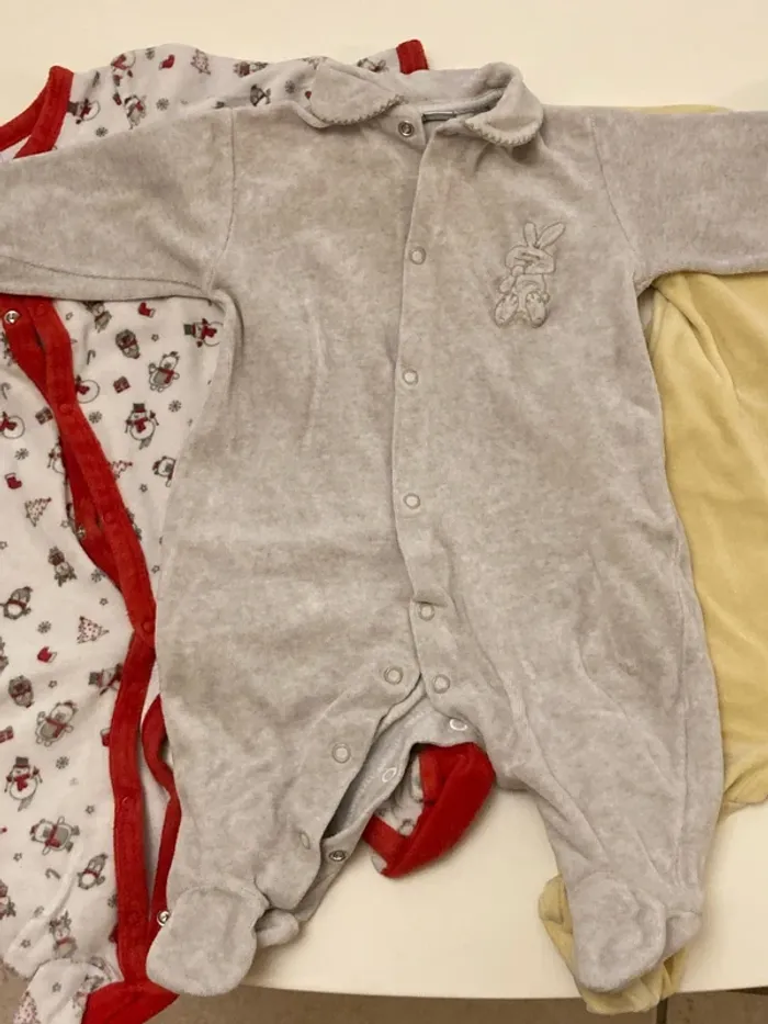 Lot de 3 pyjama hiver 6 mois dont 1 Noël mixte - photo numéro 2