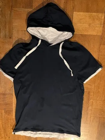 T shirt avec capuche XL