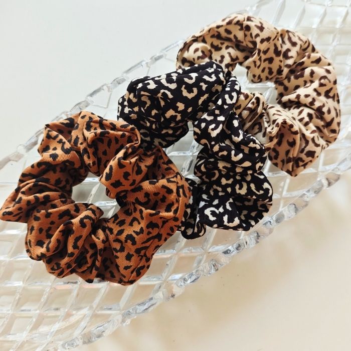 Chouchou fait main léopard sur fond beige - photo numéro 2