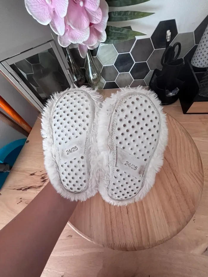 Sublimes paires de chaussons chats blanc et dorée - Tape à l’œil -  P24/25 - photo numéro 3