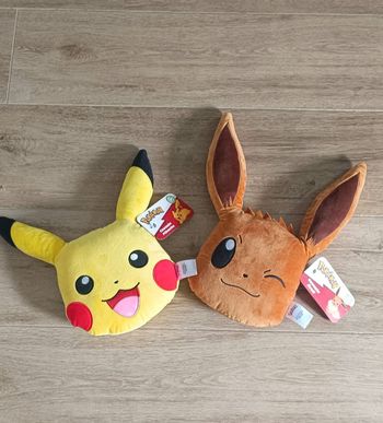 Pokémon  lot de 2 coussins Neufs Evoli et Pikachu