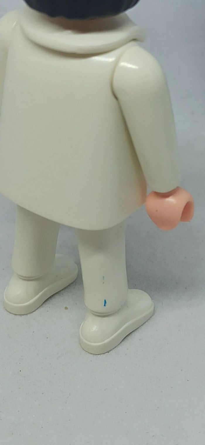 Homme brun avec lunettes et habits blancs playmobil - photo numéro 4