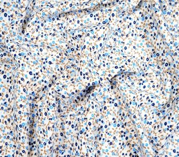 Flanelle fleurs bleu sur fond blanc