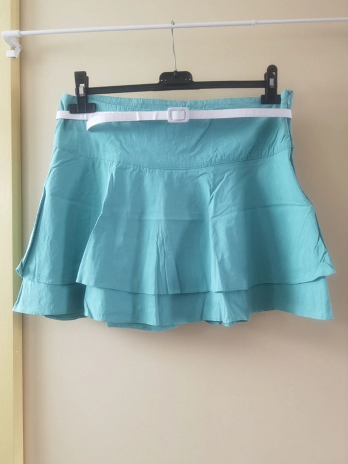 Jupe turquoise et ceinture blanche