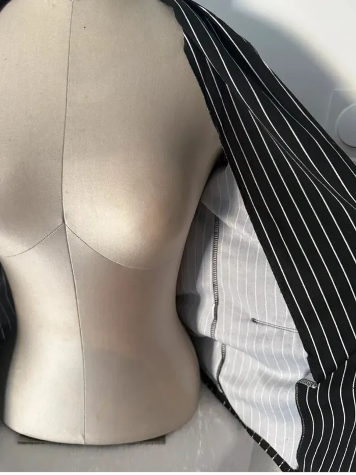 Blazer noir à rayures blanches – Taille S - photo numéro 4