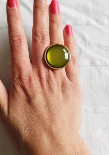 bague ajustable en acier inoxydable doré avec une pierre kaki