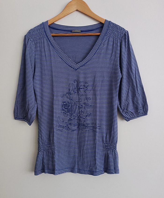 T shirt raye gris et bleu imprime fleurs a fronces. Manches 3/4. In extenso. Taille 38