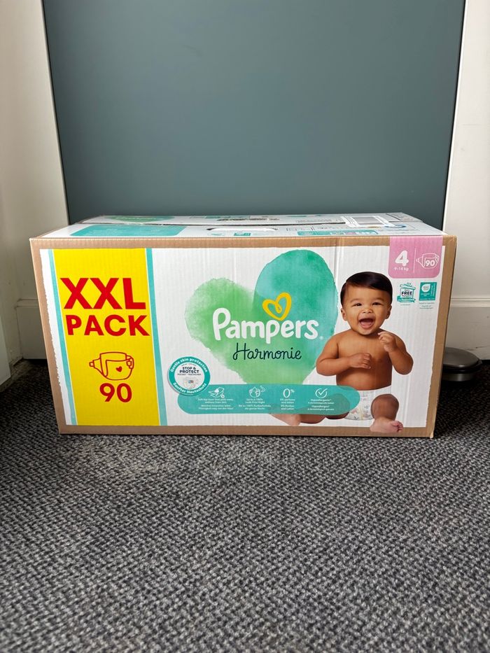 Un pack xxl de couches Pampers Harmonie Taille 4 9/14 kg 90 couches