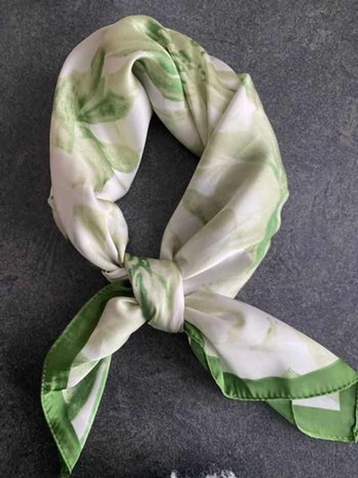 Superbe foulard verts et blanc - photo numéro 7