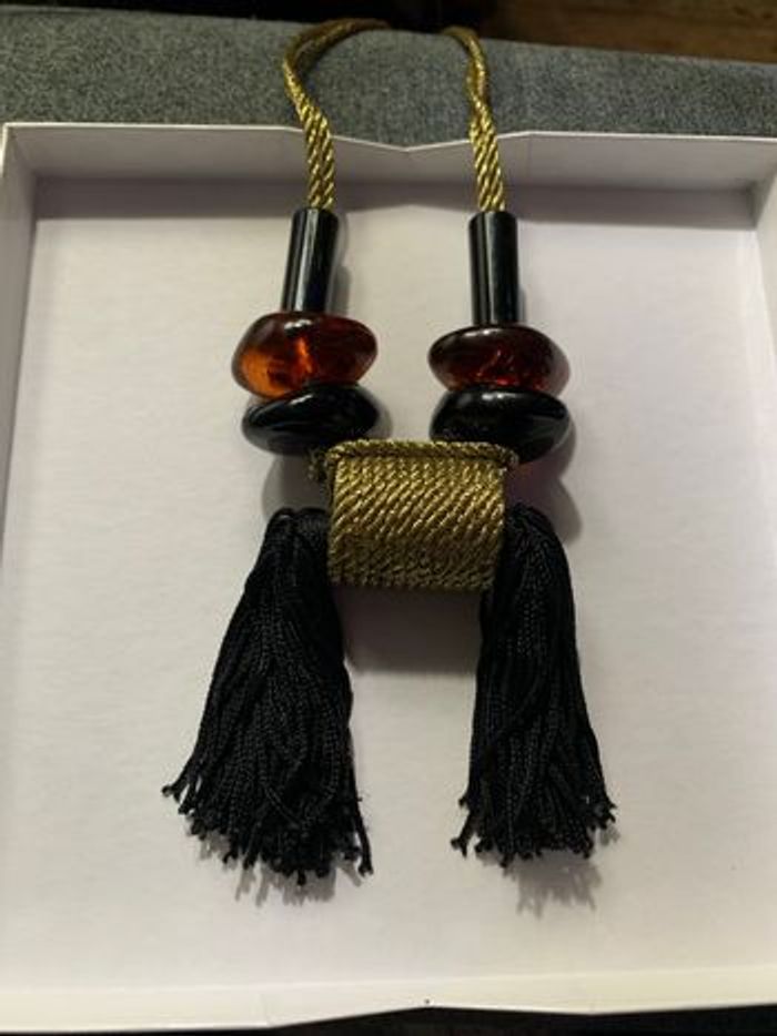 Collier perles et pompom - photo numéro 1