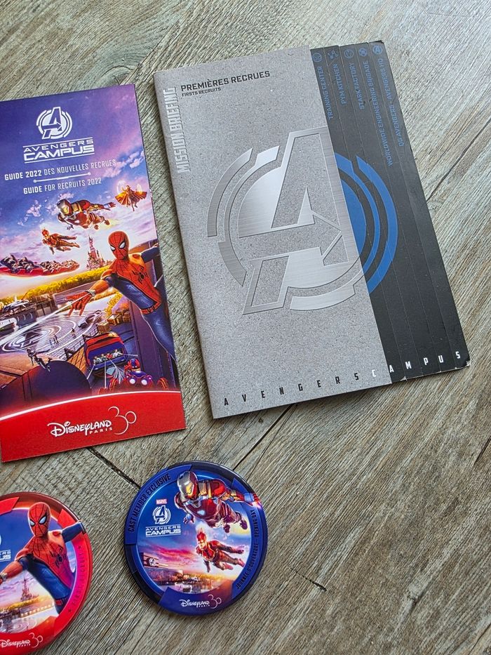 Lot goodies disney ouverture advengers campus : badge cast + guest plan dépliant disneyland paris - photo numéro 3