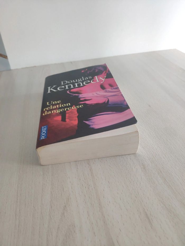 Livre poche une relation dangereuse Douglas Kennedy thriller - photo numéro 2