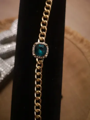 Bracelet dorée avec pierre