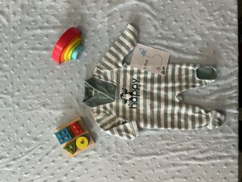 pyjama grenouillère en velours rayé menthe et blanc inscription devant 6 mois obaibi