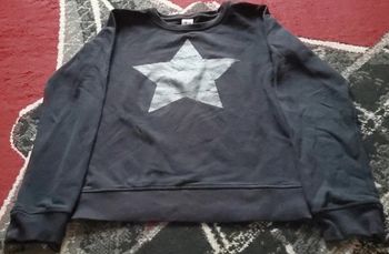 Pull noir avec une étoile ⭐