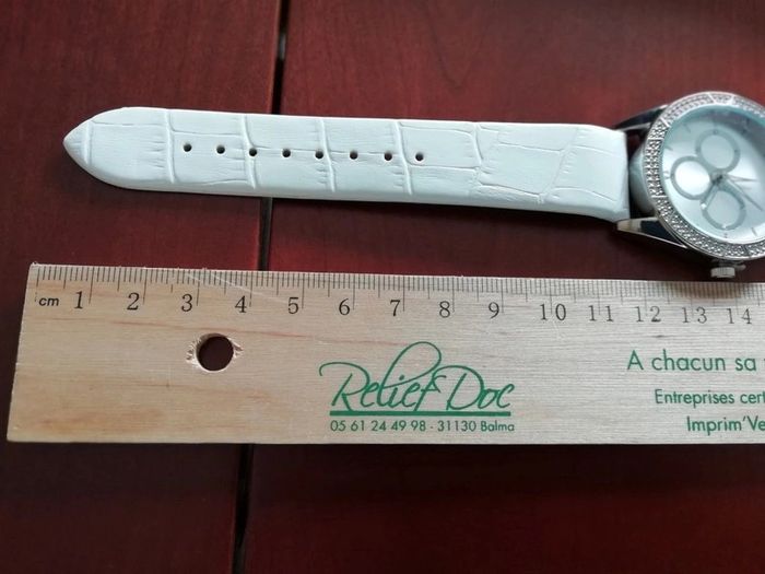 Jolie montre neuve - idée cadeau - photo numéro 4