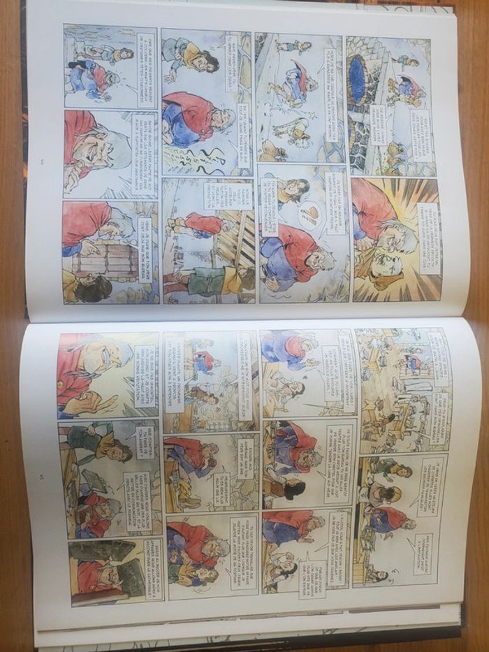 BD l histoire d Amiens en deux tomes . - photo numéro 3