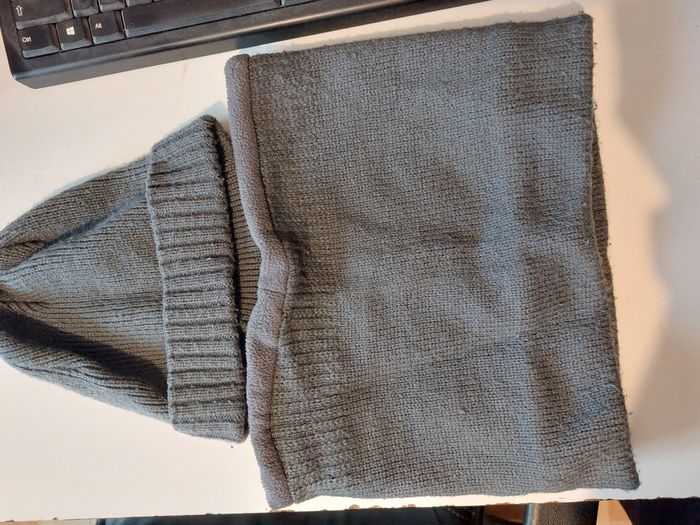 ensemble bonnet et cache cou gris 10 ans