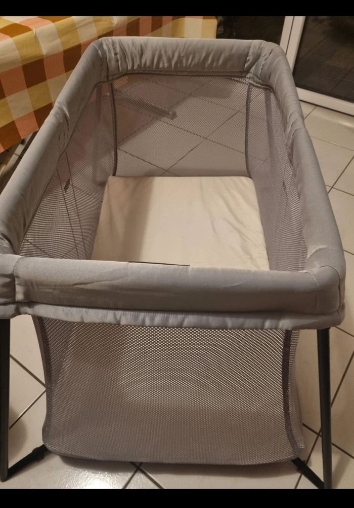 Lit babybjorn gris proche du neuf - photo numéro 3